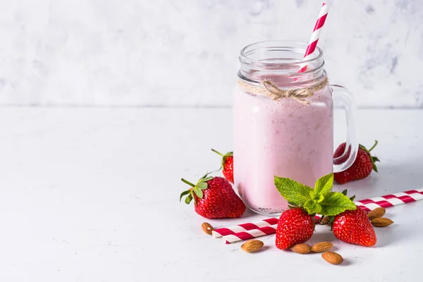 Milkshake ou smoothie aux fraises . — Photo