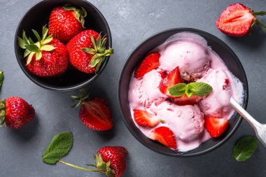 Çilekli dondurma gri tablosudur. Üstten görünüm. 