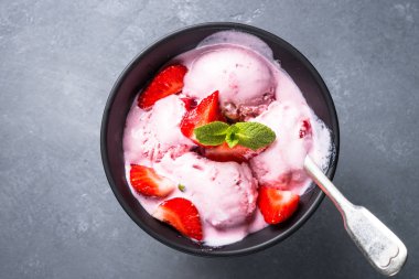 Çilekli dondurma gri tablosudur. Üstten görünüm. 