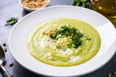 Kabak, otlar ve krem krem çorbası.