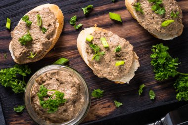 Pate sığır eti karaciğer üzerinden. 