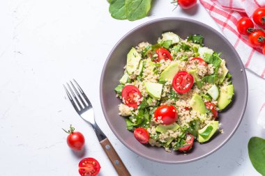 Quinoa salata ıspanak, avokado ve domates ile üst görünümü.