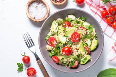 Quinoa salata ıspanak, avokado ve domates ile üst görünümü.