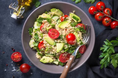 Quinoa salata ıspanak, avokado ve domates ile