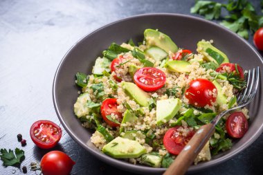 Quinoa salata ıspanak, avokado ve domates ile