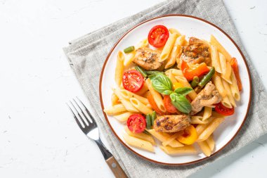 Tavuk ve sebze ile makarna penne.