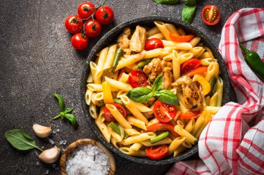 Tavuk ve sebze ile makarna penne.