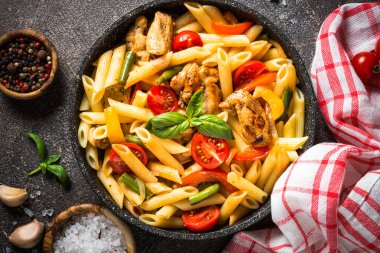 Tavuk ve sebze ile makarna penne.