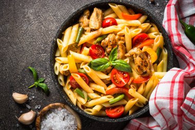 Tavuk ve sebze ile makarna penne.