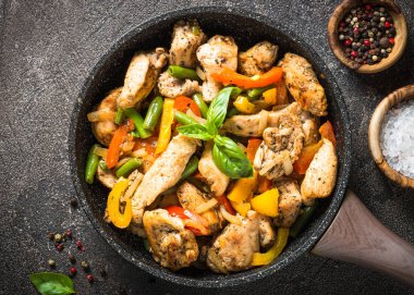 ile sebze kızarmış tavuk.