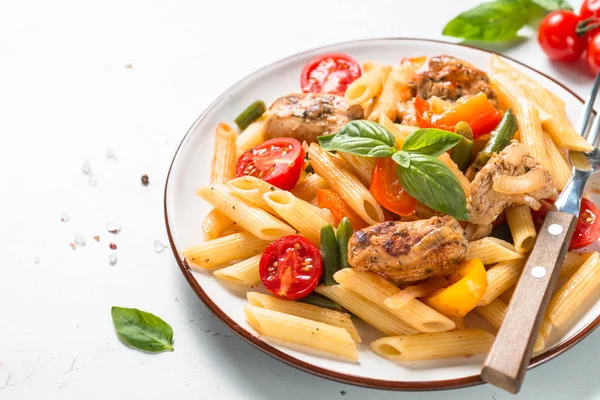 Tavuk ve sebze ile makarna penne. — Stok fotoğraf