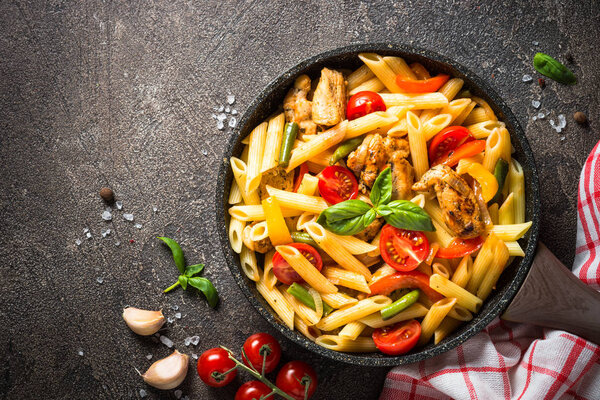 Pasta penne with chiken and vegetables.