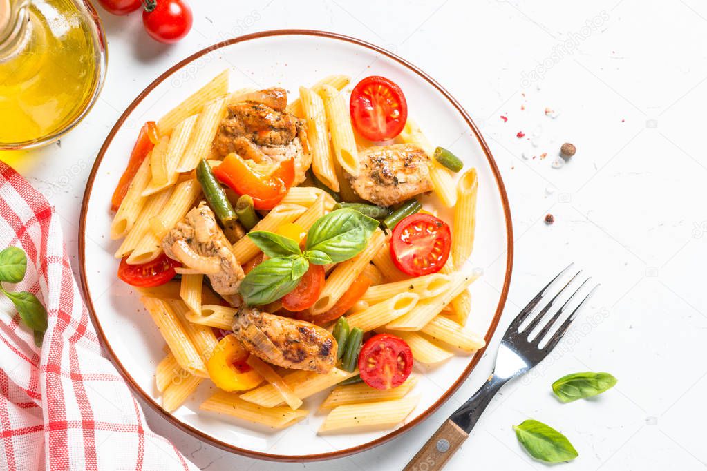 Pasta penne with chiken and vegetables.