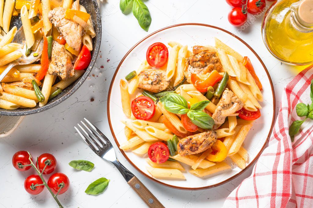 Pasta penne with chiken and vegetables.