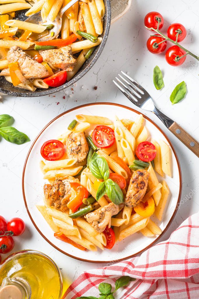 Pasta penne with chiken and vegetables.