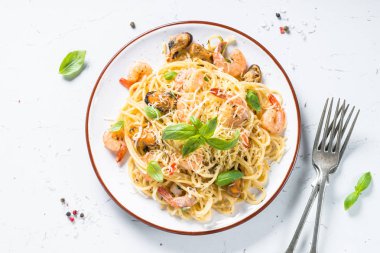 Makarna spagetti deniz ürünleri ve beyaz üzerine krema sos ile.