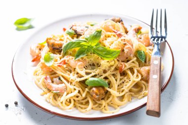 Makarna spagetti deniz ürünleri ve beyaz üzerine krema sos ile.