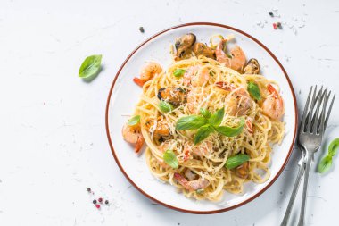 Makarna spagetti deniz ürünleri ve beyaz üzerine krema sos ile.