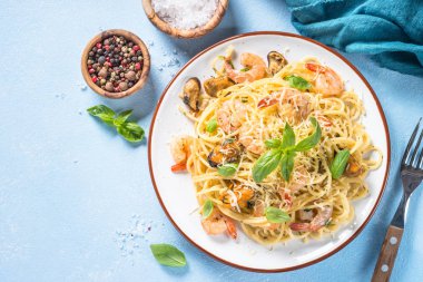 Makarna spagetti deniz ürünleri ve krema sos ile.