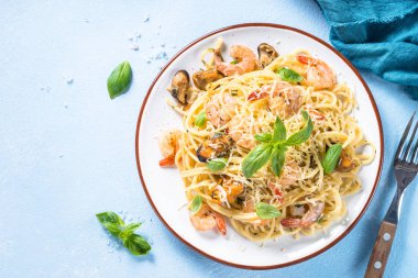 Makarna spagetti deniz ürünleri ve krema sos ile.