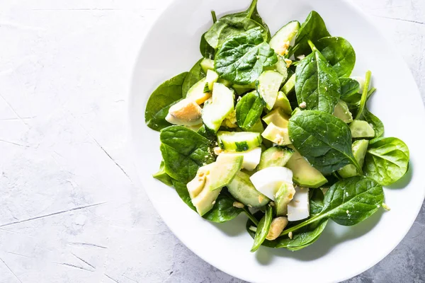 Salade verte avec avocat, oeuf d'épinards et concombre . — Photo