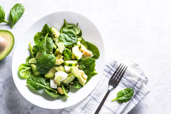 Salada verde com abacate, ovo de espinafre e pepino . — Fotografia de Stock