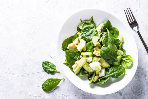 Salade verte avec avocat, oeuf d'épinards et concombre . — Photo