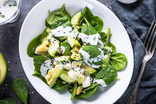 Salade verte avec avocat, oeuf d'épinards et concombre . — Photo