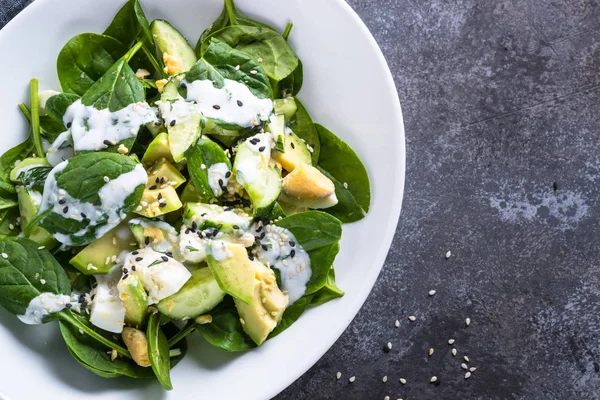 Yeşil salata avokado, Ispanaklı Yumurta ve salatalık ile. — Stok fotoğraf