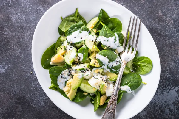 Salada verde com abacate, ovo de espinafre e pepino . — Fotografia de Stock