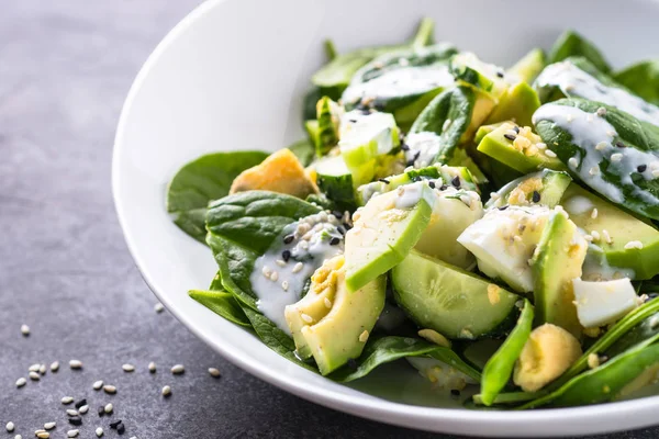 Salade verte avec avocat, oeuf d'épinards et concombre . — Photo