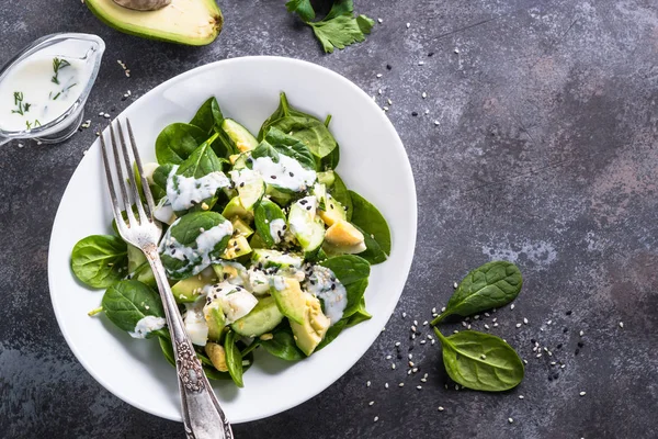 Yeşil salata avokado, Ispanaklı Yumurta ve salatalık ile. — Stok fotoğraf