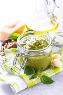 Pesto sos cam kavanoz ve malzemeler. 