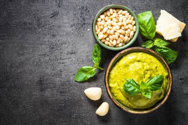 Pesto sos karanlık taş masada. 