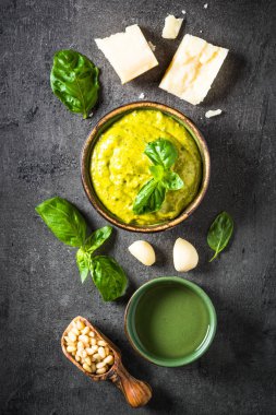 Pesto sos karanlık taş masada malzemelerle. 