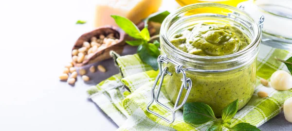 Sosem pesto w słoik. — Zdjęcie stockowe