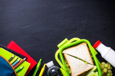 Geri okul kavramı. Beslenme çantası, ileti örneği ve sırt çantası.