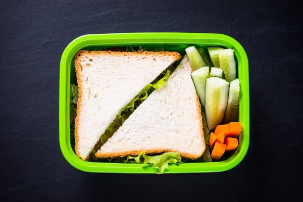 Pudełko na lunch z kanapkami i warzywa. — Zdjęcie stockowe