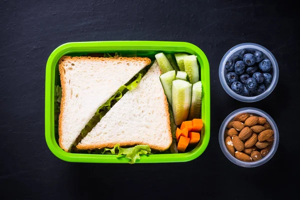 Caixa de almoço com sanduíche, legumes, nozes e bagas . — Fotografia de Stock