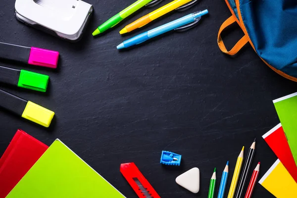 Iskolai papíráru és chalkboard fekete hátizsák. — Stock Fotó