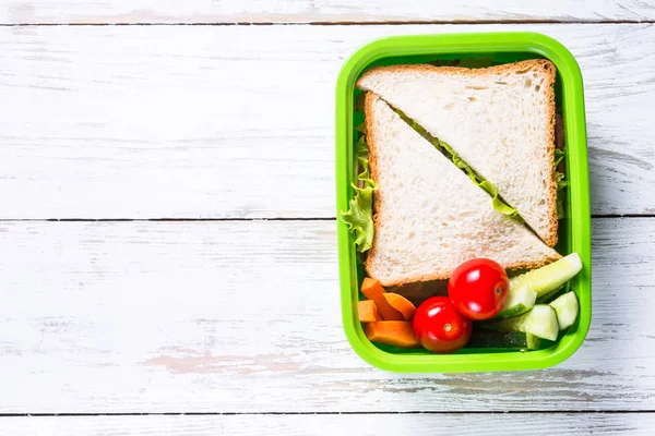 Pudełko na lunch z kanapkami i warzywa. — Zdjęcie stockowe