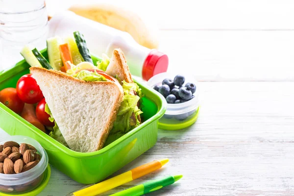 Almoço Escolar Com Sanduíche Legumes Banana Água Iogurte Nozes Bagas — Fotografia de Stock