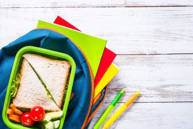 Geri okul kavramı. Beslenme çantası, ileti örneği ve sırt çantası.