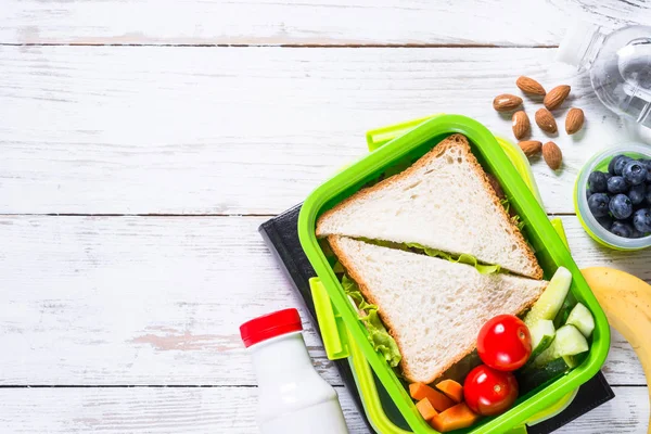 Pudełko Lunch Kanapkami Warzywa Banan Jogurt Orzechów Jagód Zdrowej Żywności — Zdjęcie stockowe