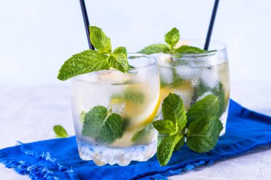 Limonata yaz soğuk içecek.