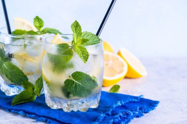 Limonata yaz soğuk içecek.