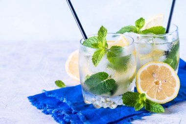 Limonata yaz soğuk içecek.