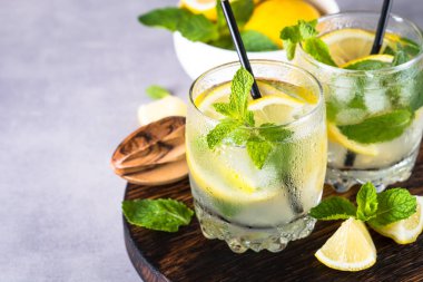 Limonata yaz soğuk içecek.