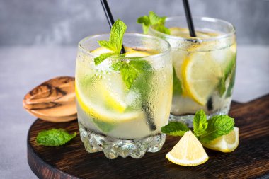 Limonata yaz soğuk içecek.