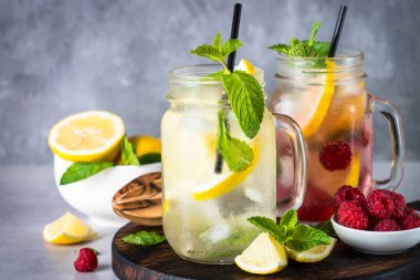 Limonata yaz soğuk içecek.